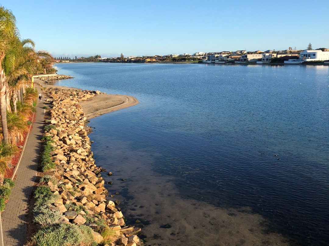 湖泊度假村酒店主图