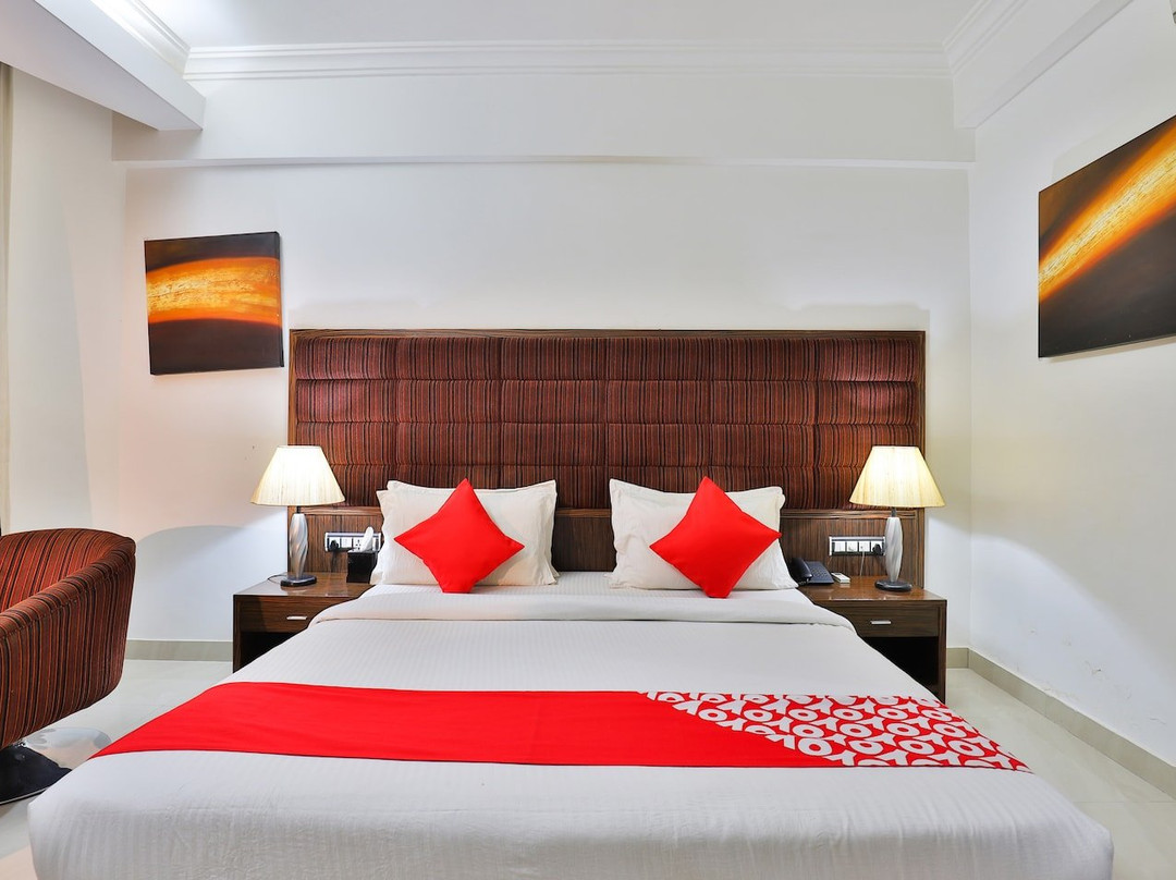 Super Townhouse Oak Bharuch Near Railway Station主图