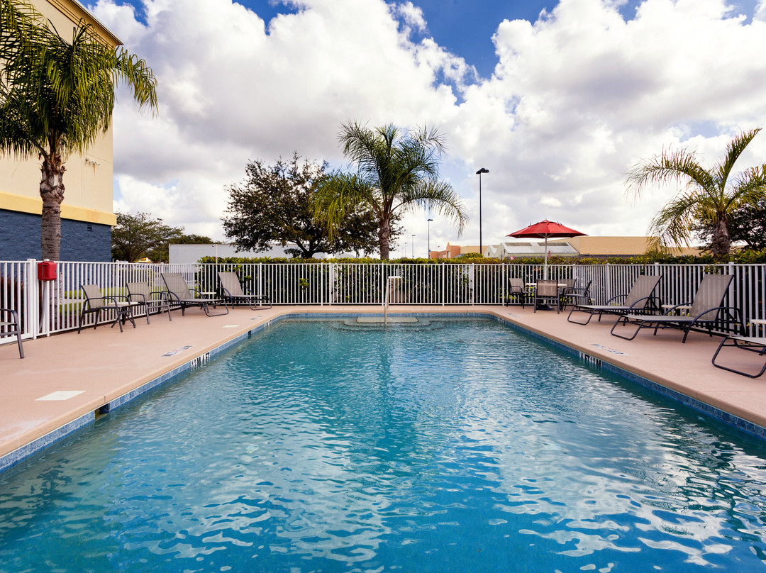 阿卡迪亚快捷假日&套房酒店主图