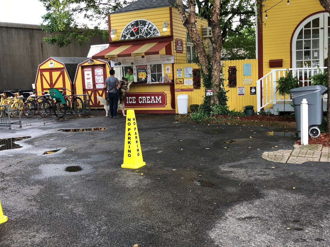 The Widow's Walk Ice Creamery and Bicycle Rentals-Clarksville必去景点
