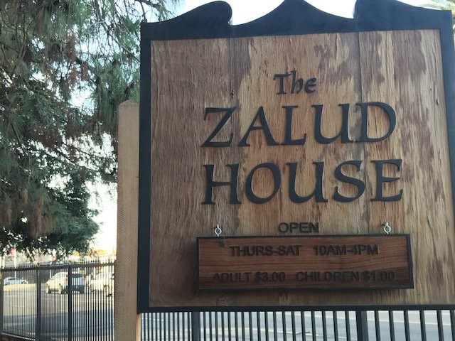 Zalud House景点图片