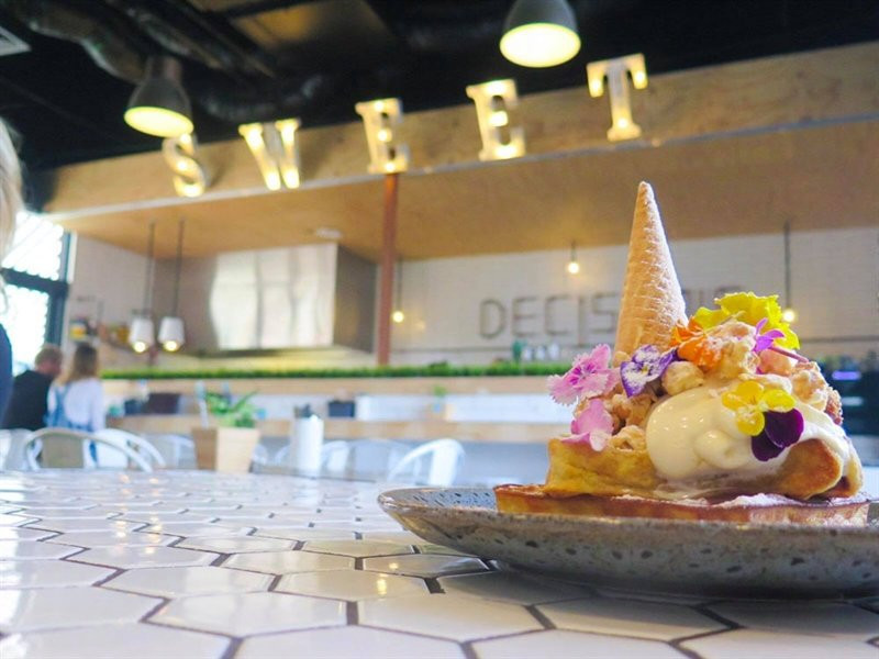 Birtinya餐馆和美食-Decisions Cafe