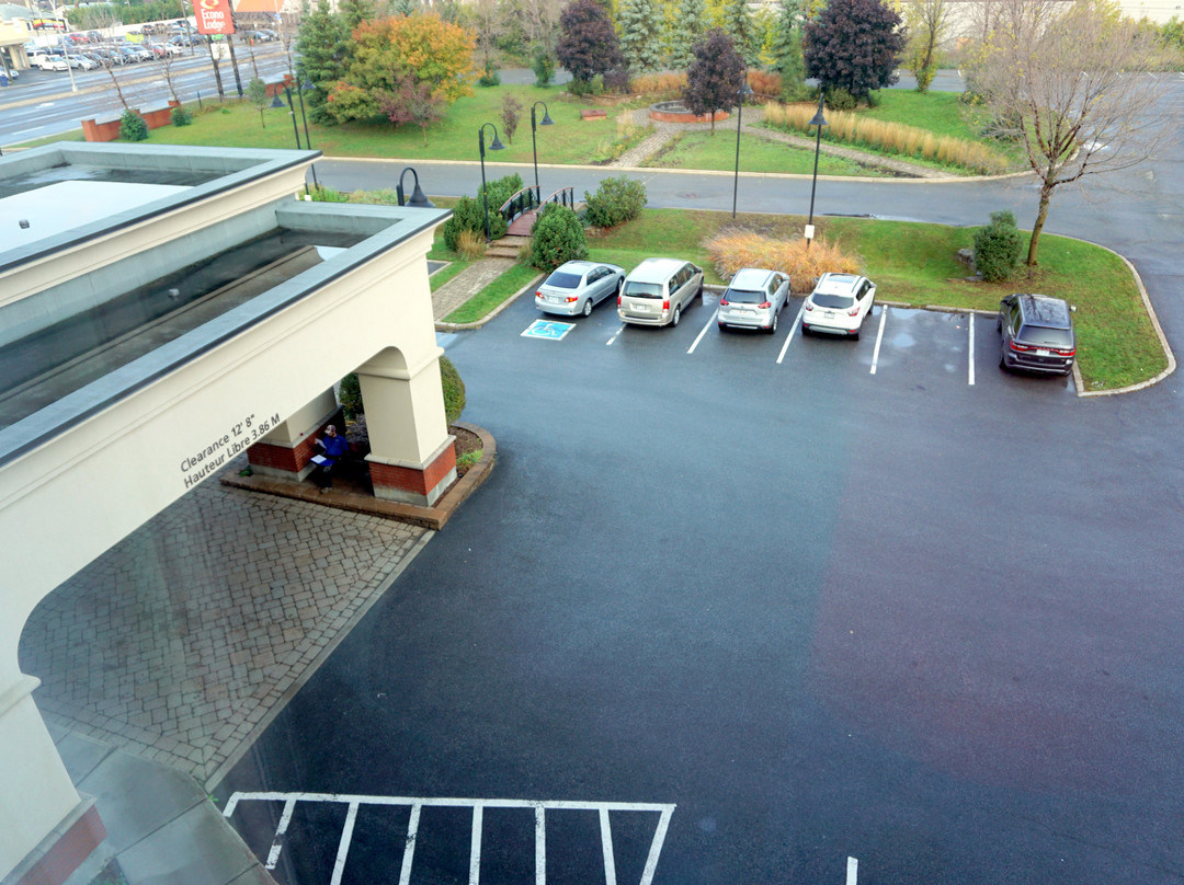 Hampton Inn & Suites By Hilton Laval (210125)主图