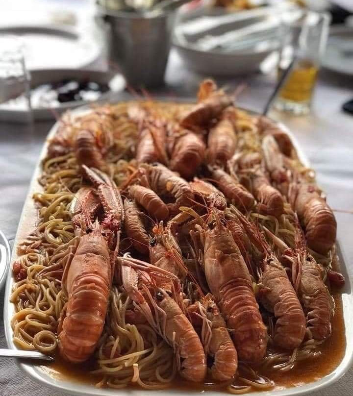 Agios Georgios Feron餐馆和美食-O Aggelos