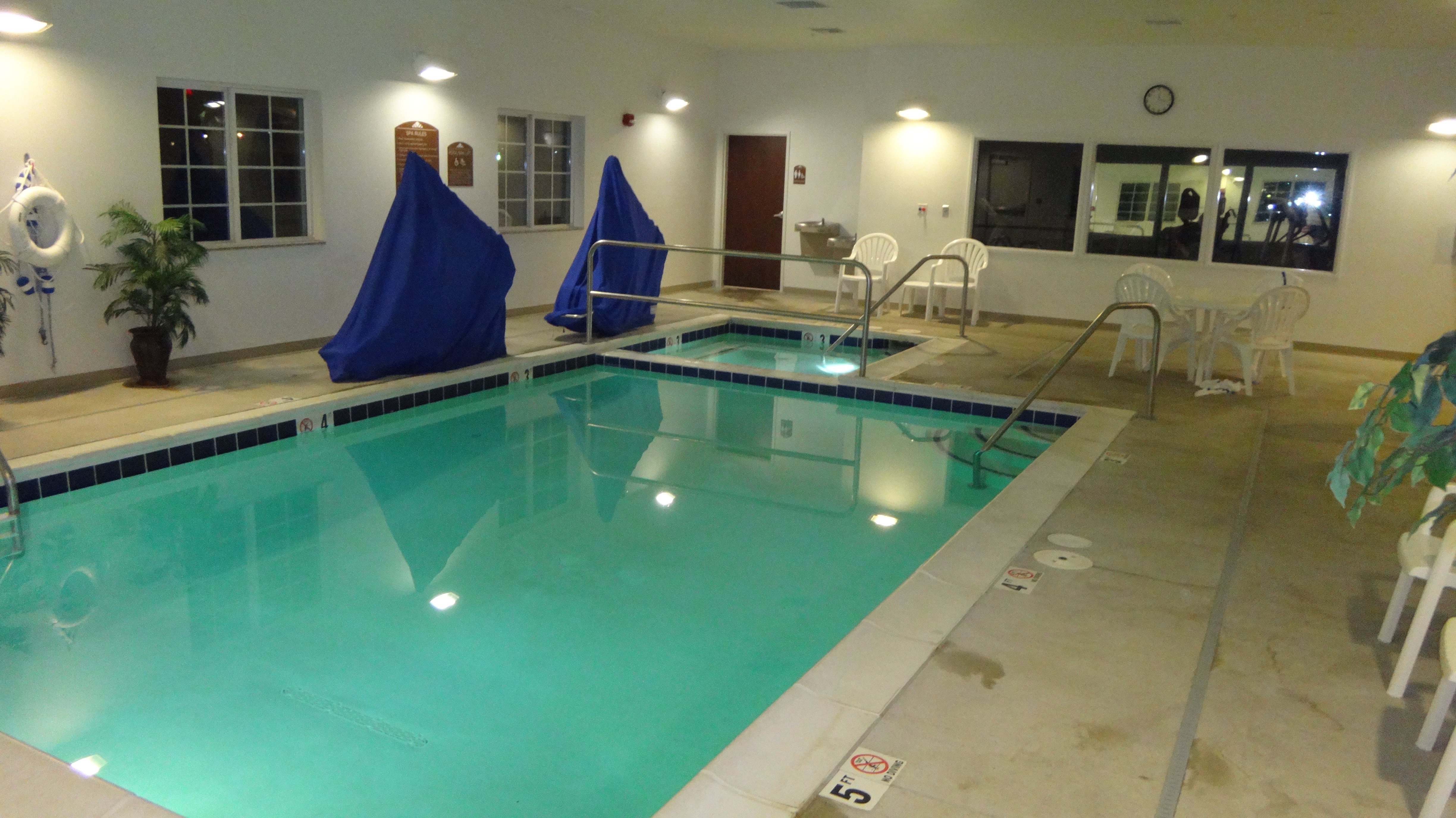 Microtel Inn & Suites by Wyndham Minot-泳池