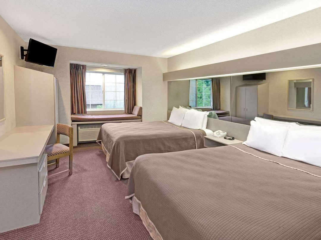 Red Lion Inn & Suites Elk Grove Village主图