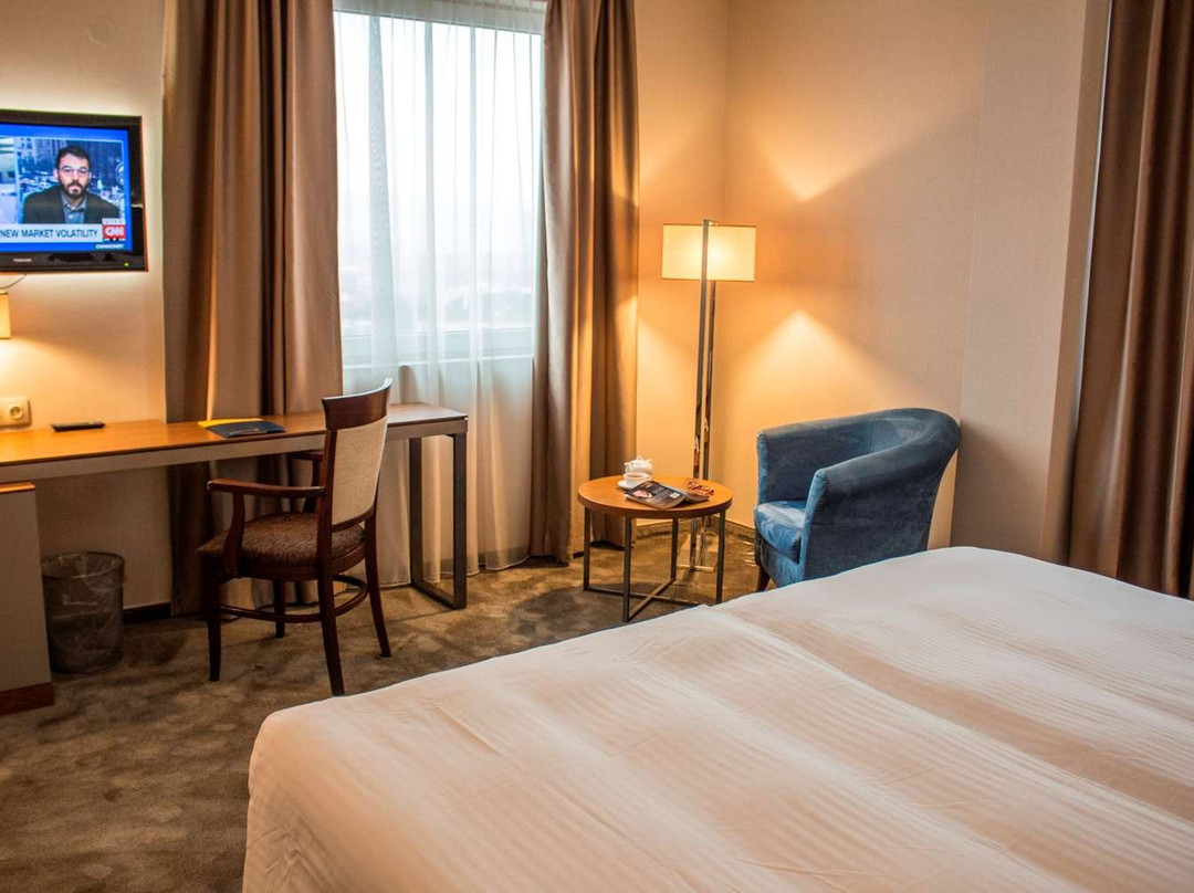 瓦尔纳金色郁金香酒店主图