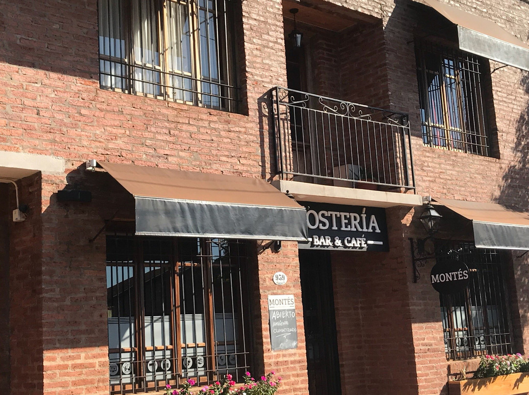 Montes Hosteria & Bar Cafe