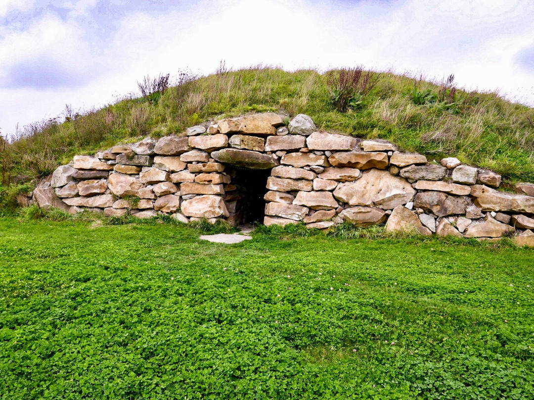 The Long Barrow at All Cannings景点图片