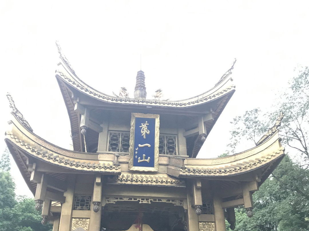 迎宾广场-峨眉山市必去景点