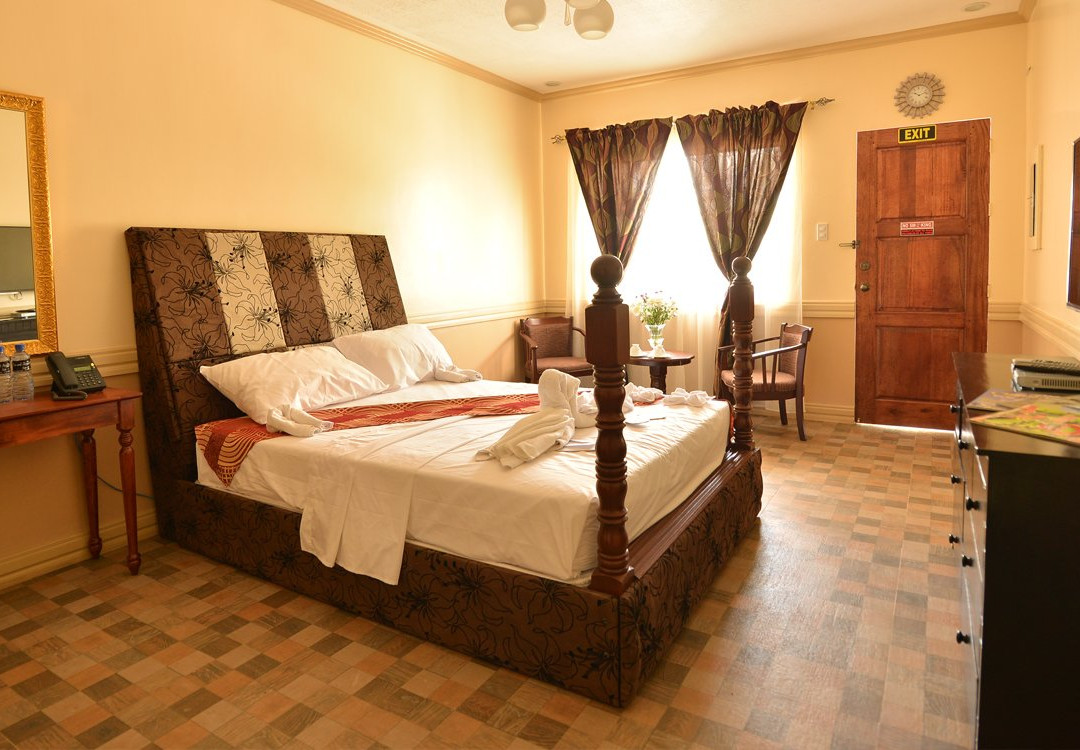 Roz And Angelique's Inn & Suites