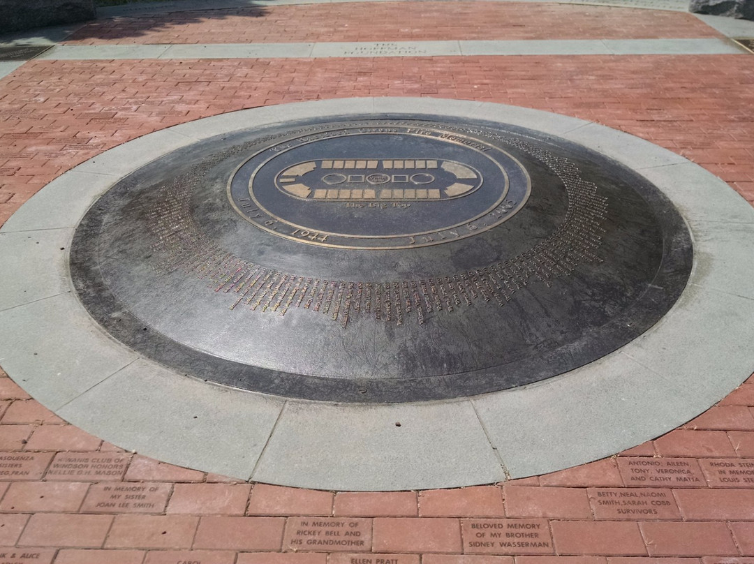 Hartford Circus Fire Memorial-哈特福德必去景点