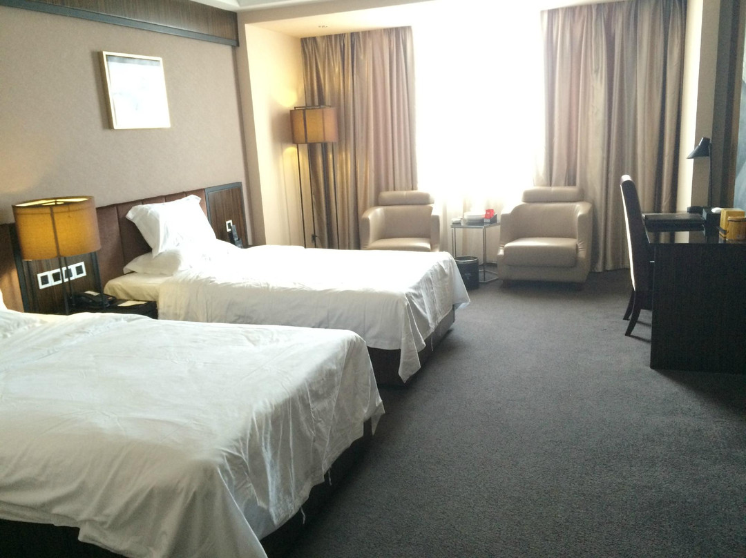 铂晶大酒店主图