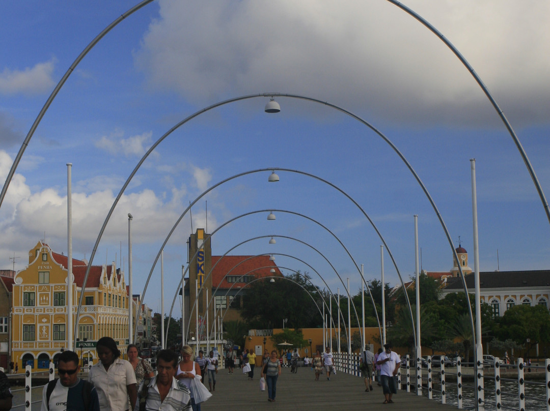 艾玛女王浮桥-威廉斯塔德必去景点