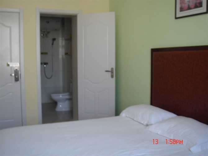 青岛世界旅舍酒店(台东步行街海泊河公园地铁站店)-客卧