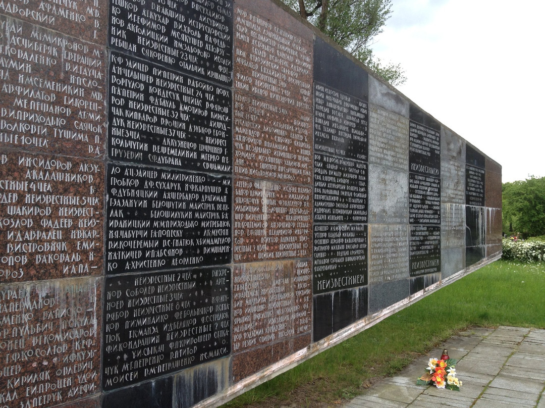 Red Army Cemetary景点图片