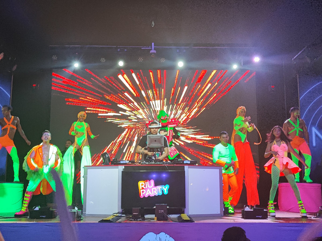 杜纳马尔悦宜湾酒店主图