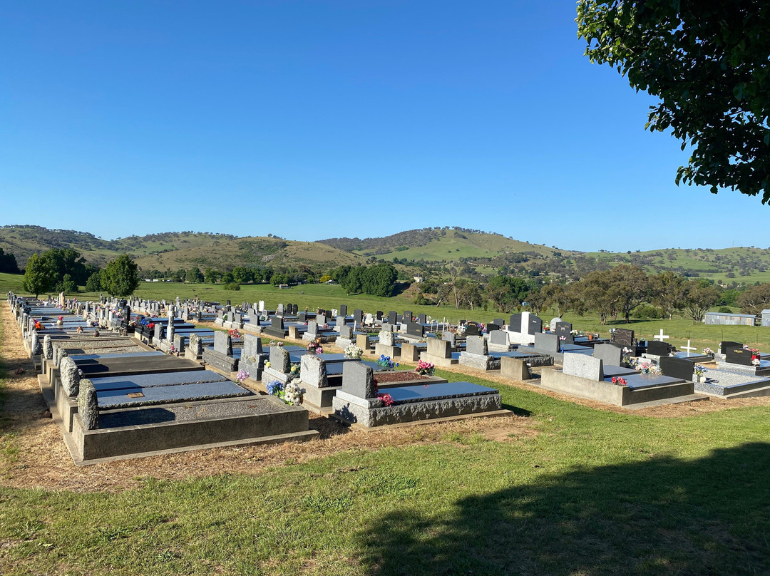 Adelong Cemetery景点图片