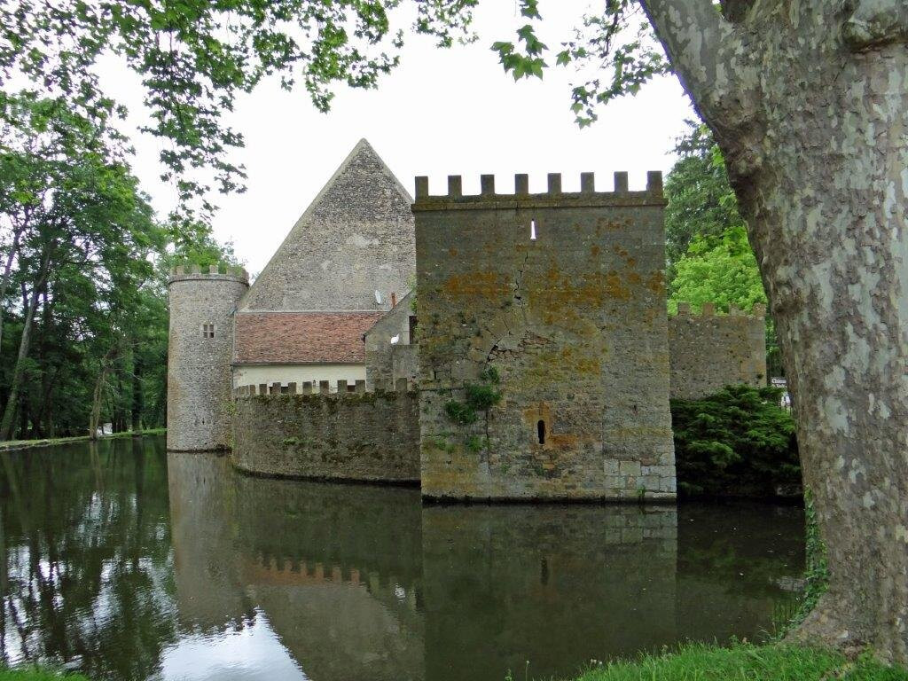Chateau De Vault De Lugny主图