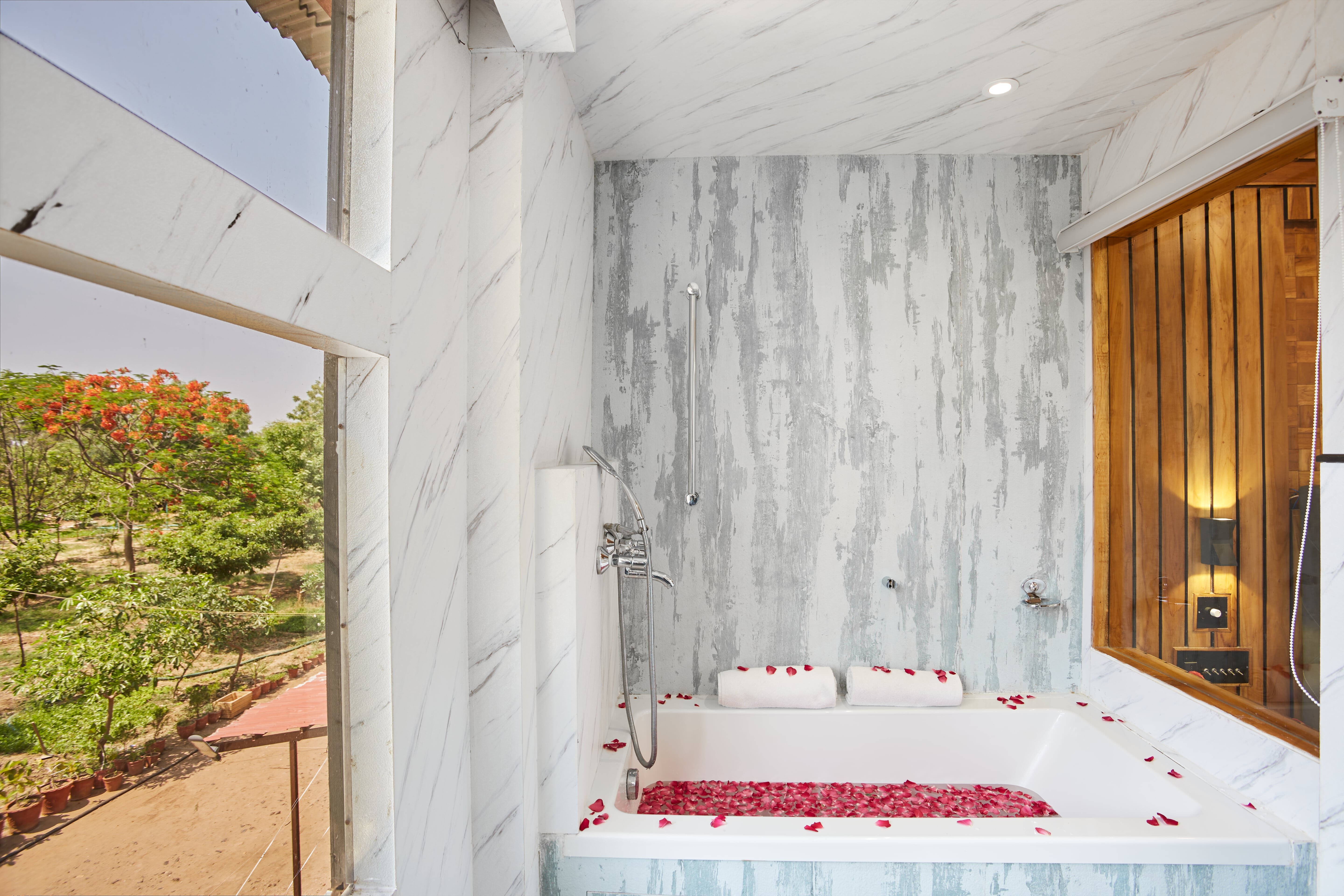 Visamo Nalsarovar Resort Ahmedabad-浴室