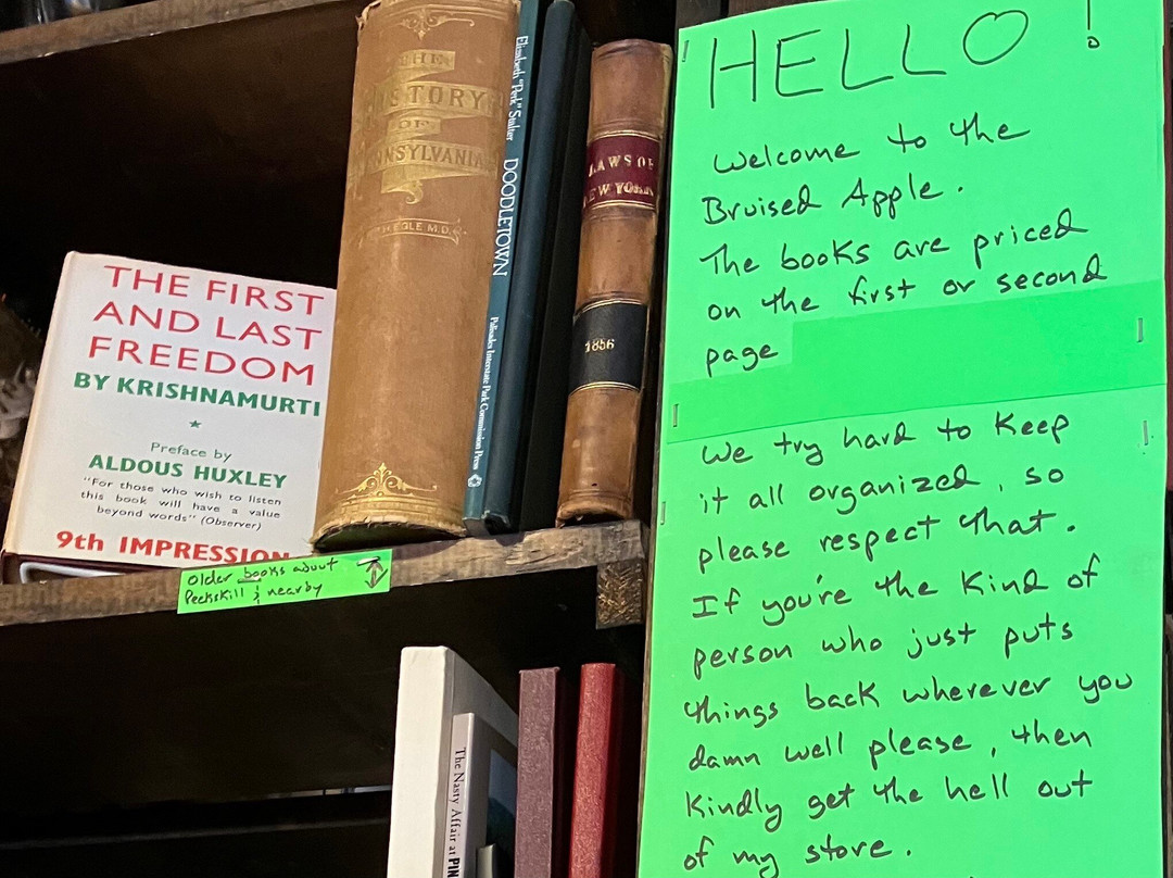 Bruised Apple Books & Music景点图片