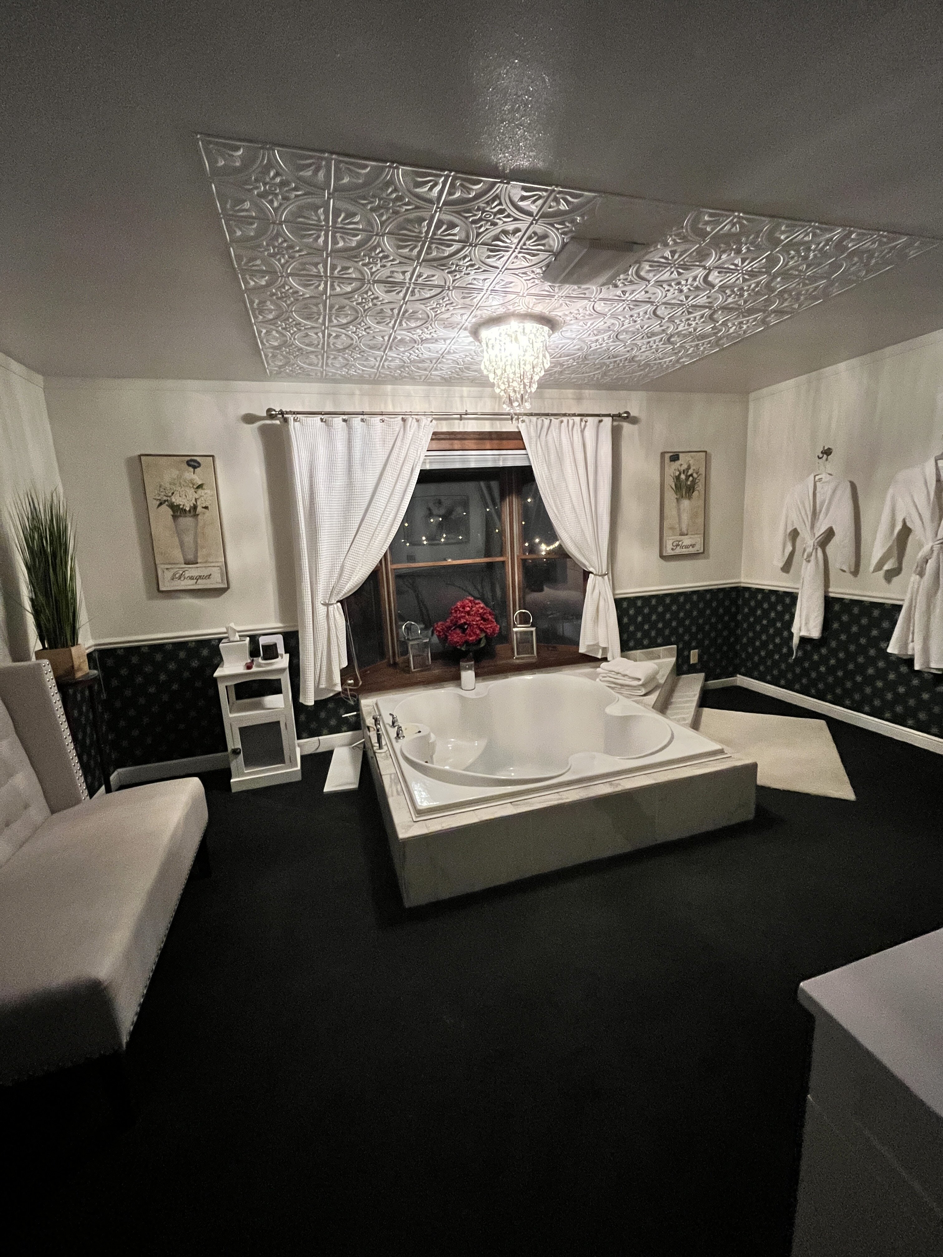 Otter Creek Inn Fireplace & Jacuzzi Suites-浴室