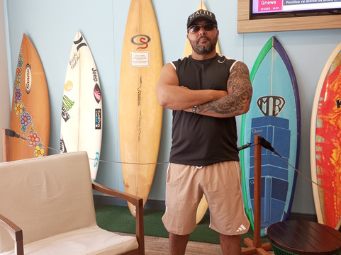 德尔芬冲浪酒店主图