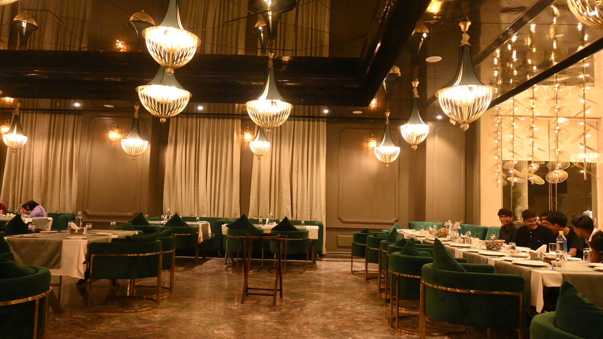 Classic Sapphire Ananta Bundi-餐饮