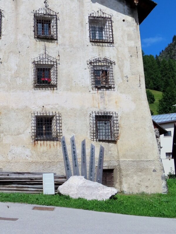 Monumento All'unità Ladina-Colle Santa Lucia必去景点