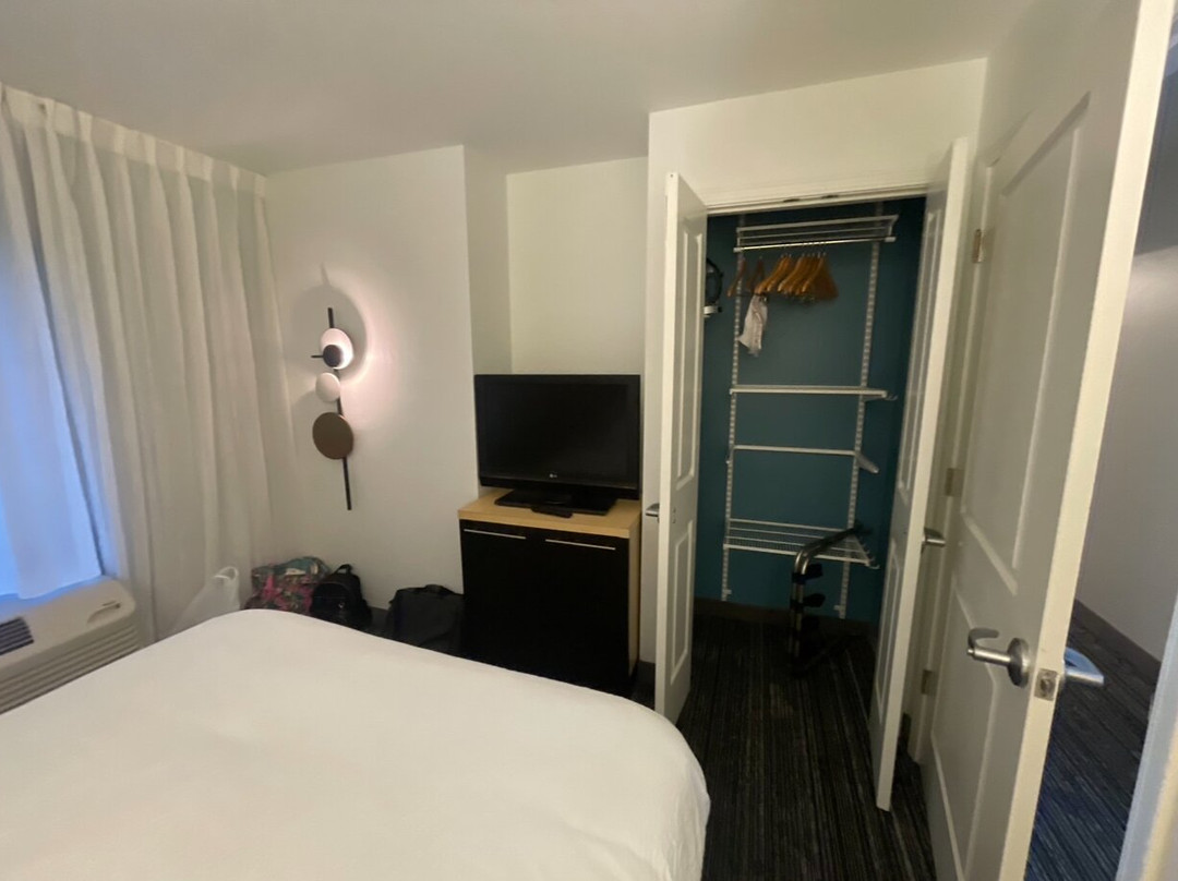 亨廷顿唐普雷斯套房酒店主图