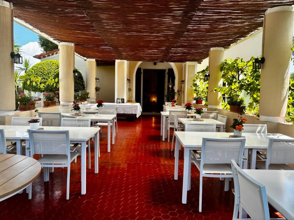 玛多利巴酒店主图