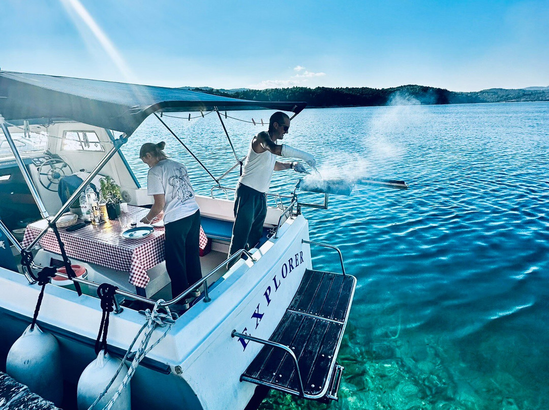 Explorer Family Boat-科尔丘拉岛必去景点