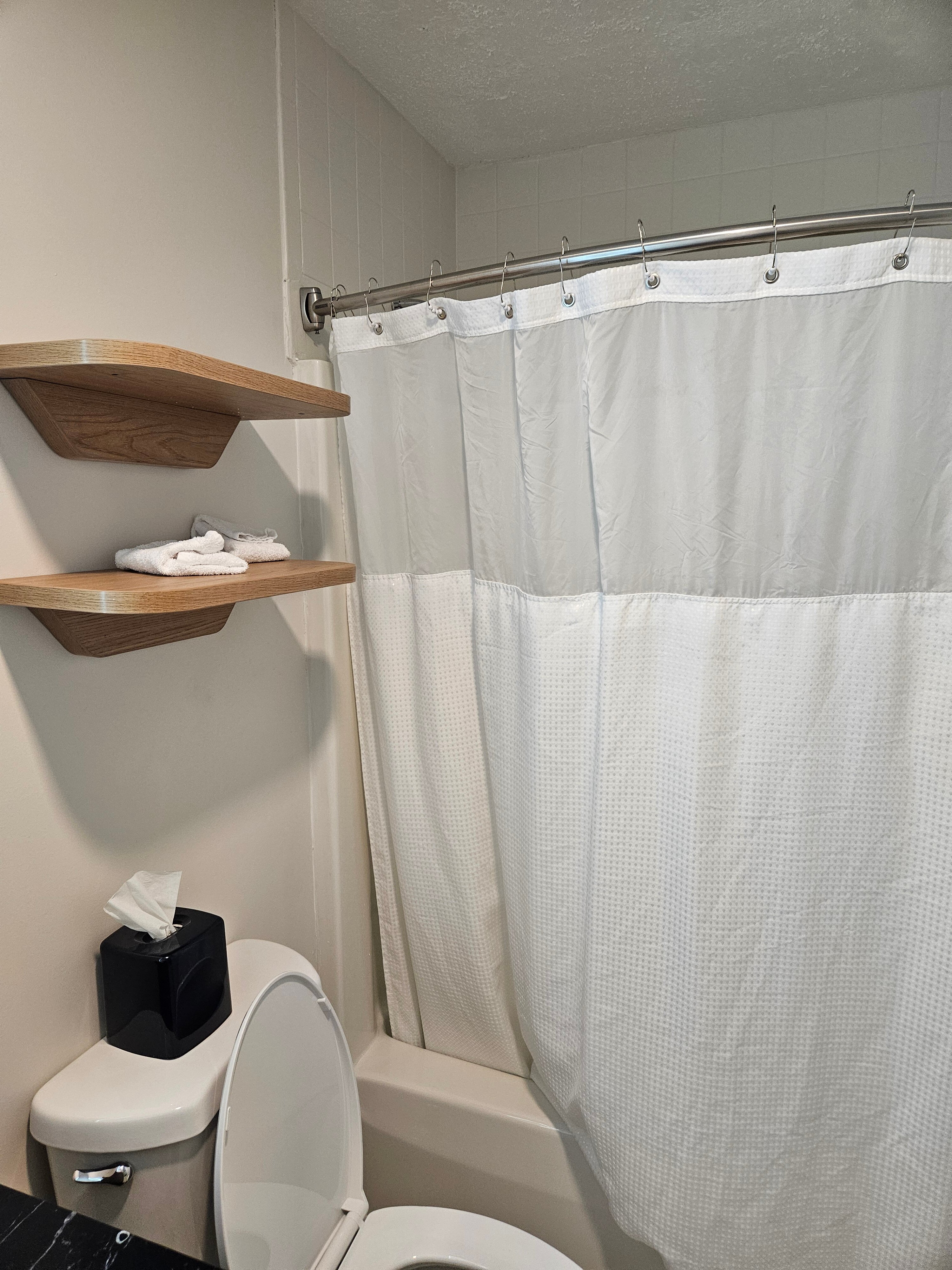 Baldwin Inn & Suites, SureStay Collection by Best Western-浴室