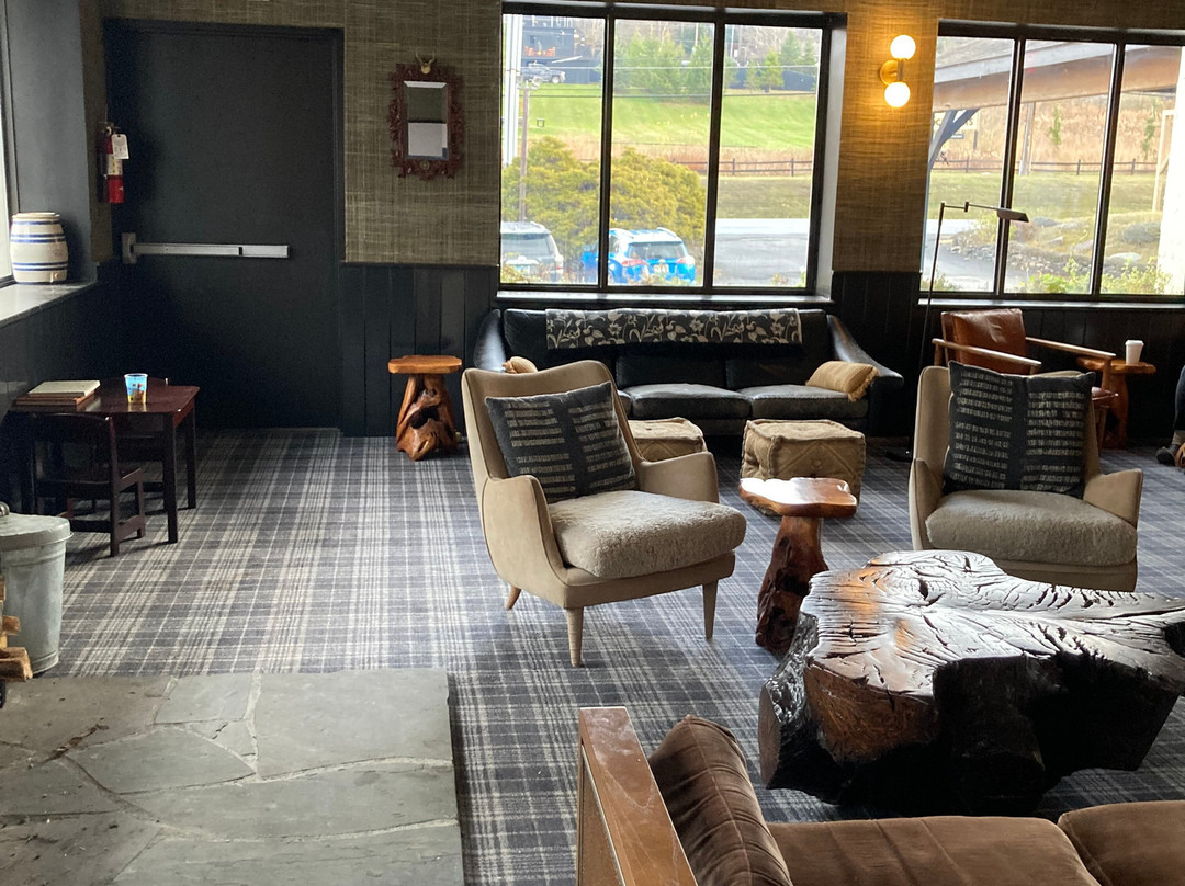 Hunter Lodge, a Bluebird by Lark主图