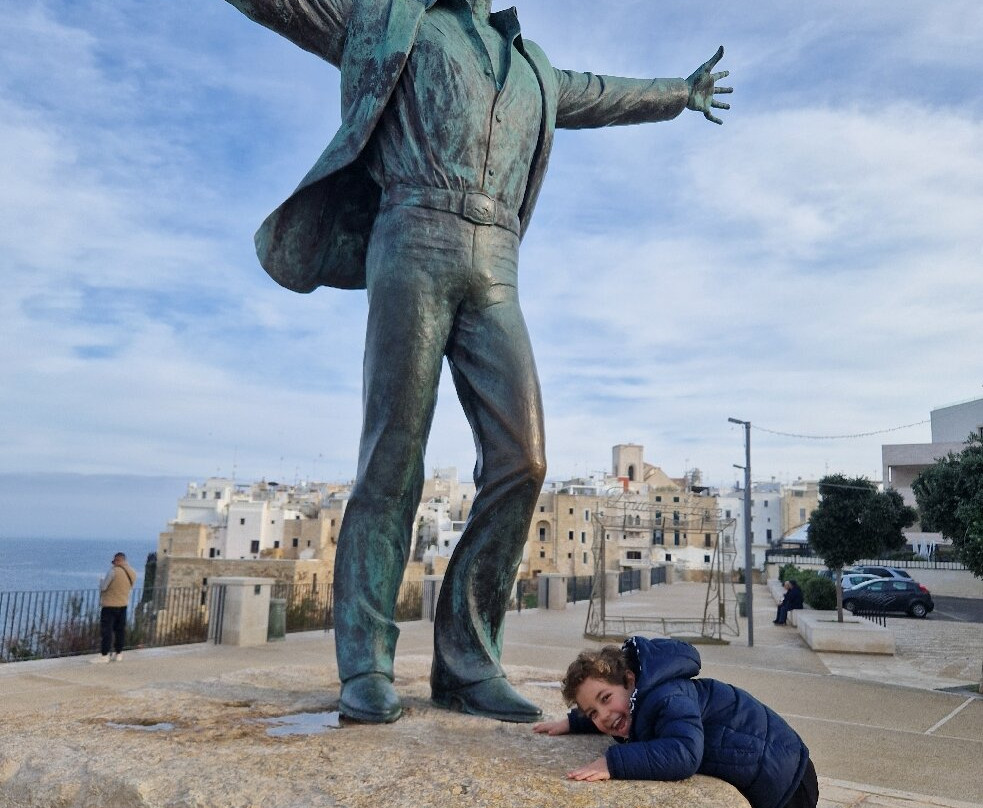 Statua di Domenico Modugno-波利尼亚诺阿马雷必去景点