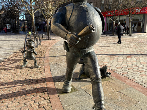 Desperate Dan Statue-敦提必去景点