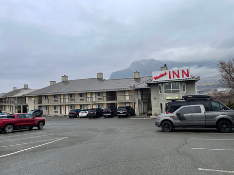 河畔套房酒店主图