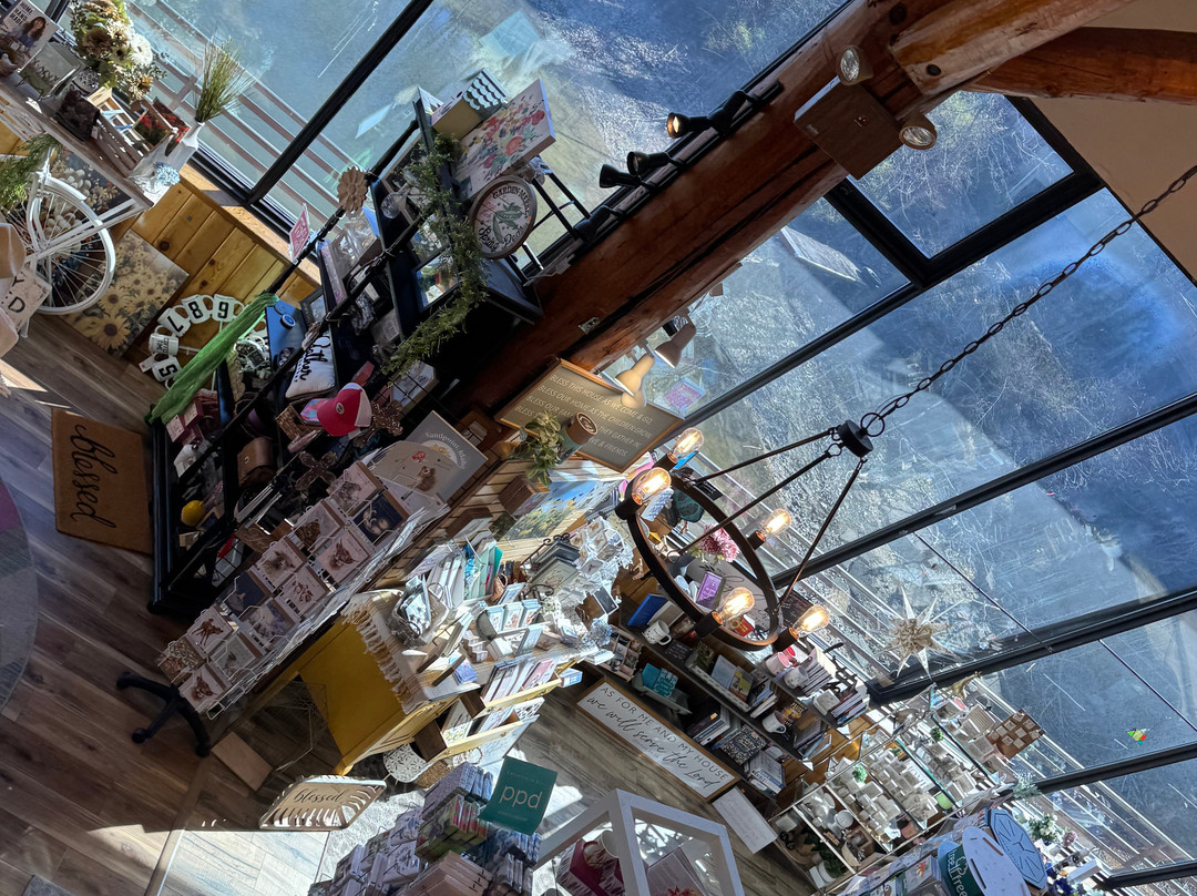 Cedar Street Bridge Public Market-桑德波因特必去景点