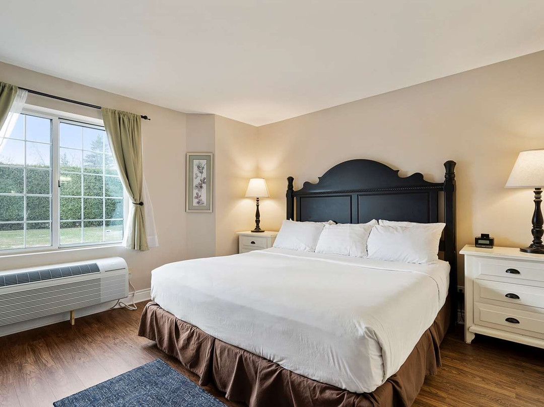 夏利华县酒店住宿-Charlevoix Inn & Suites SureStay Collection by Best Western