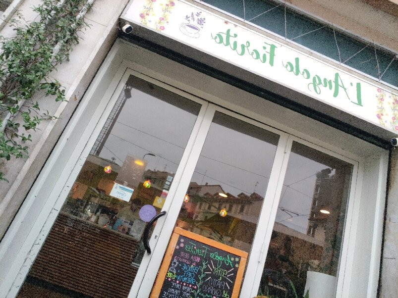 L'angolo fiorito café