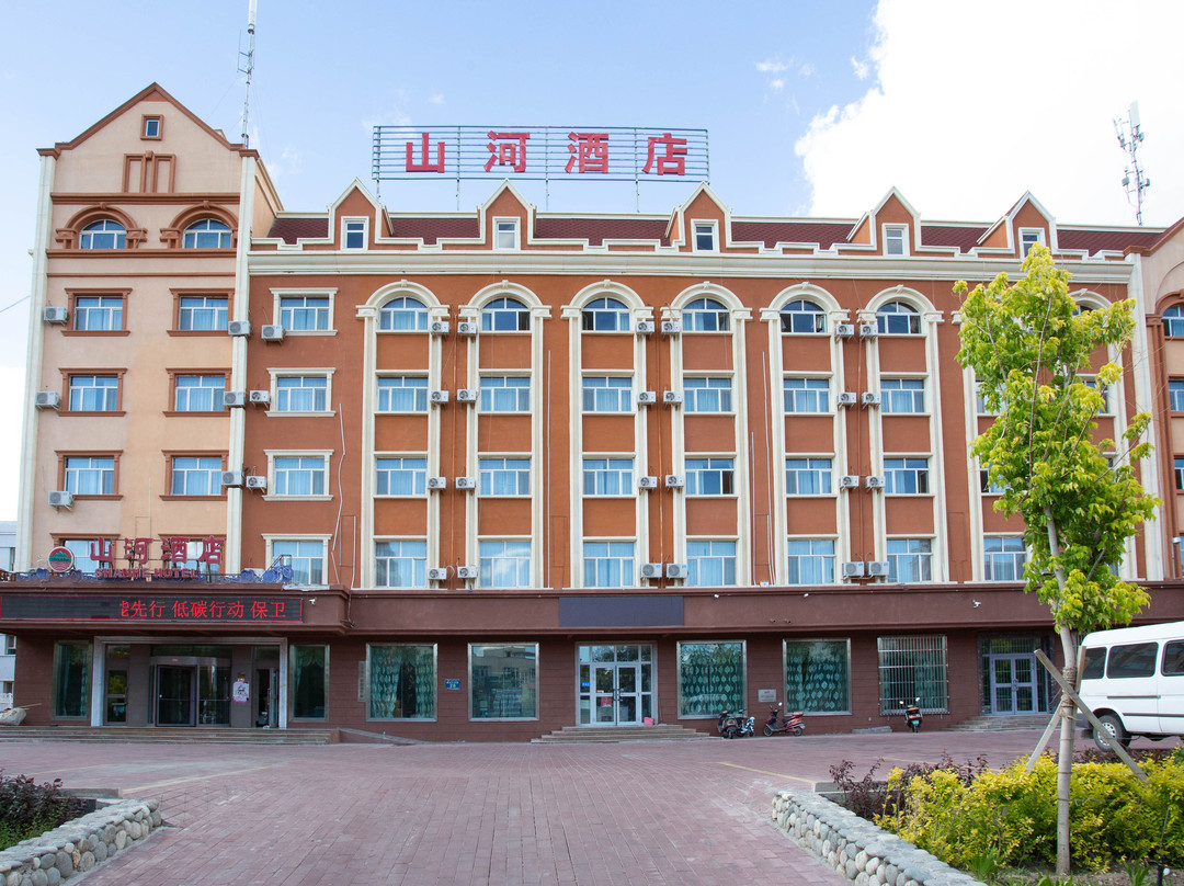 富蕴山河酒店主图