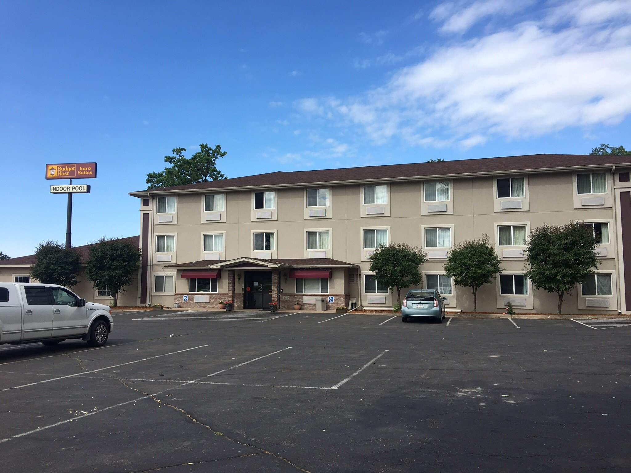 Budget Host Inn & Suites-官方