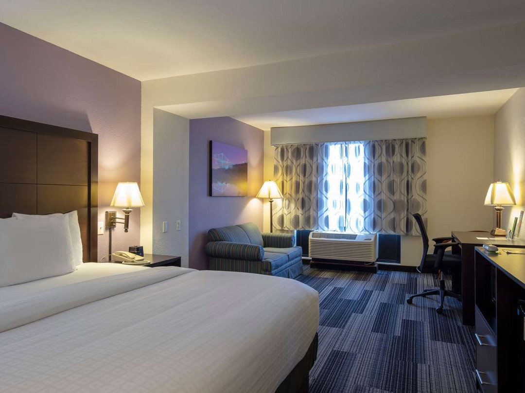 La Quinta Inn & Suites by Wyndham Springfield Airport Plaza主图