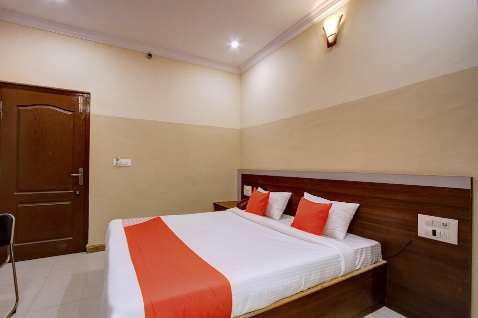 OYO 28094 Rathneshwari Residency
