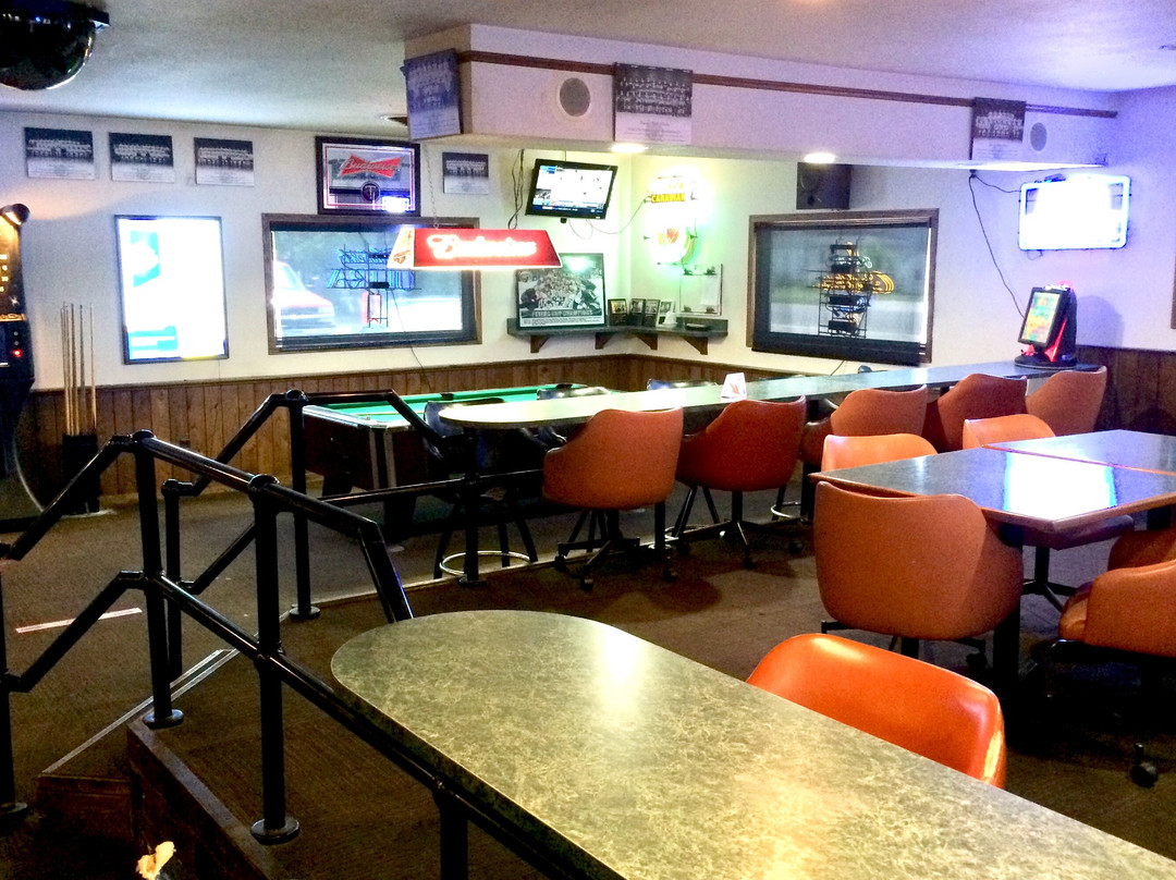 Squaw Lake旅游景点-Corner Bar