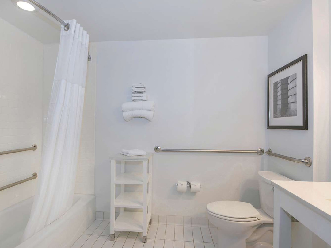 拉雷卡里希尔顿逸林酒店主图