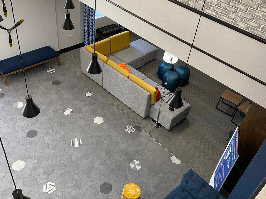 纽波特纽斯机场舒适套房酒店主图