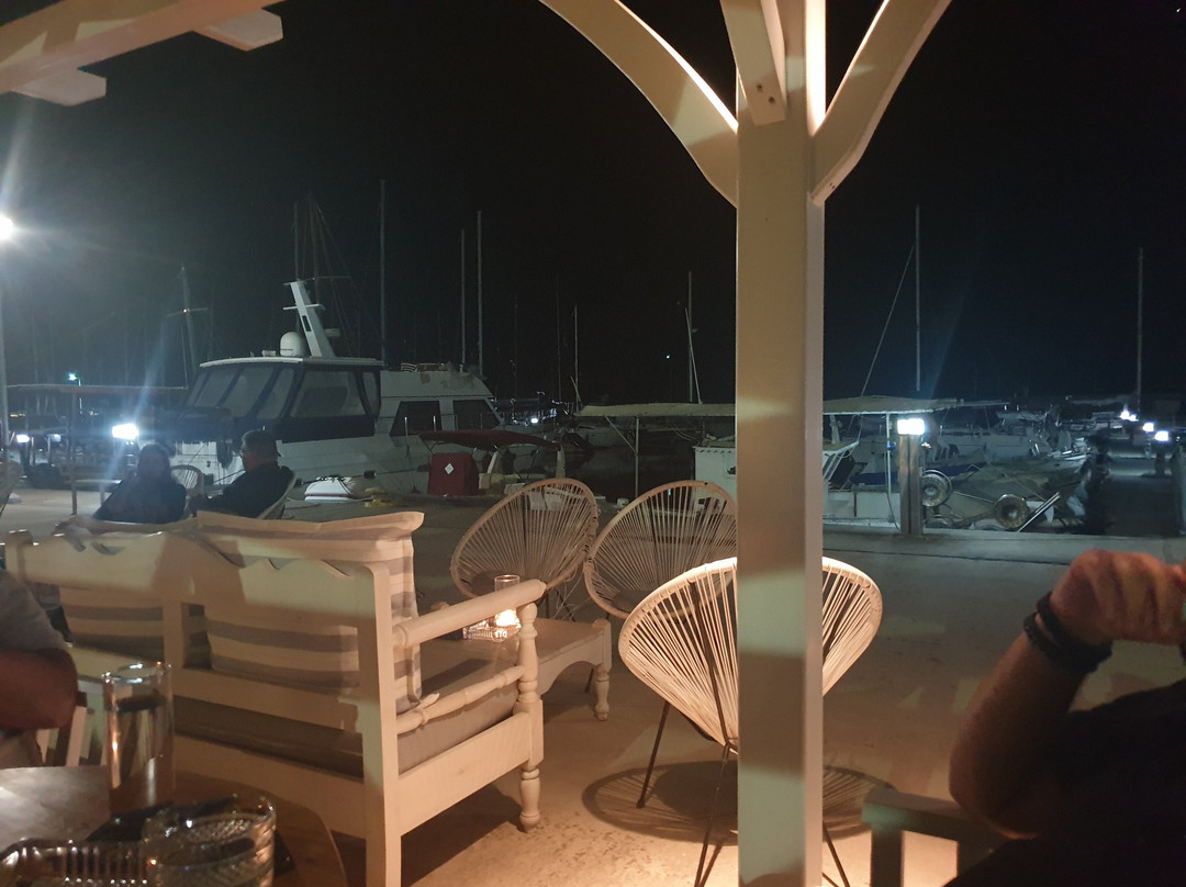 Remezzo marine bar景点图片