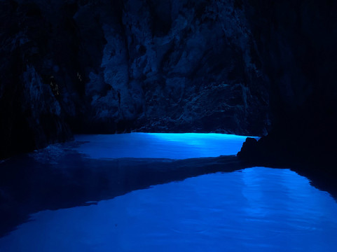 Cave Bisevo-比舍沃必去景点