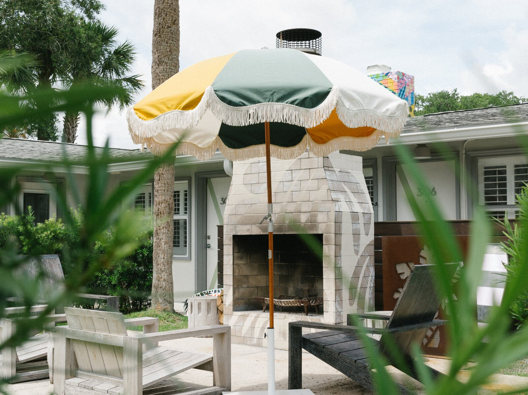 棕榈树复古酒店主图